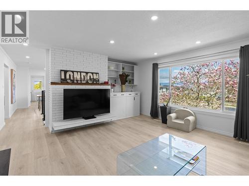 2618 Thacker Drive, West Kelowna, BC - Indoor Photo Showing Living Room
