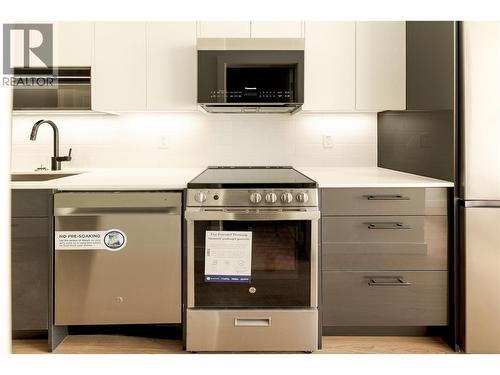1380 Pridham Avenue Unit# 415, Kelowna, BC - Indoor Photo Showing Kitchen