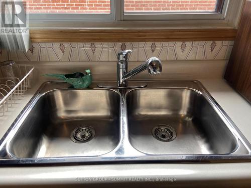 1571 Corkstone Glade, Mississauga, ON - Indoor Photo Showing Kitchen With Double Sink