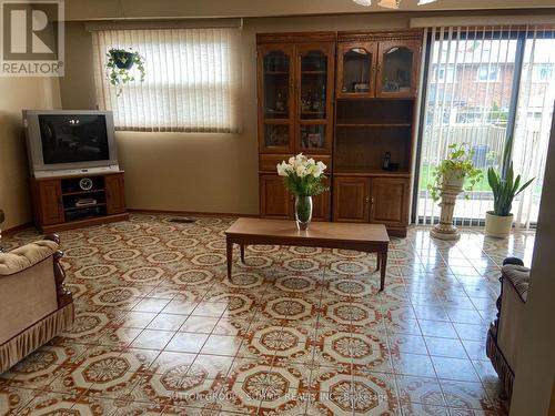 1571 Corkstone Glade, Mississauga, ON - Indoor Photo Showing Living Room