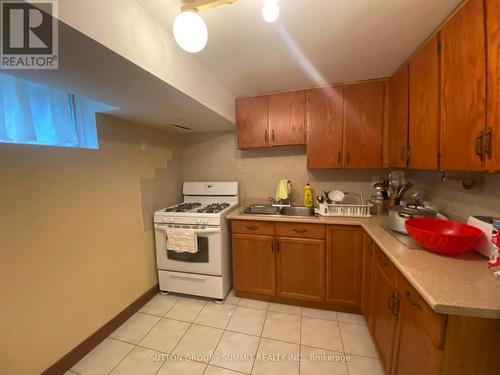 1571 Corkstone Glade, Mississauga, ON - Indoor Photo Showing Kitchen