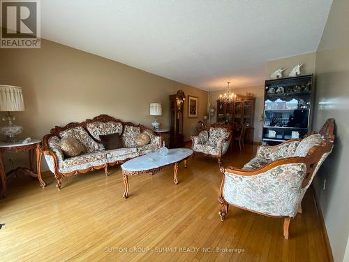 1571 Corkstone Glade, Mississauga, ON - Indoor Photo Showing Living Room