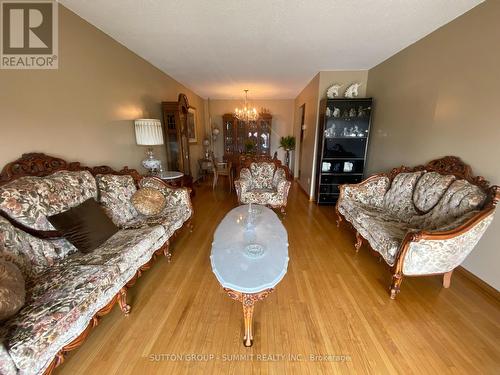 1571 Corkstone Glade, Mississauga, ON - Indoor Photo Showing Living Room