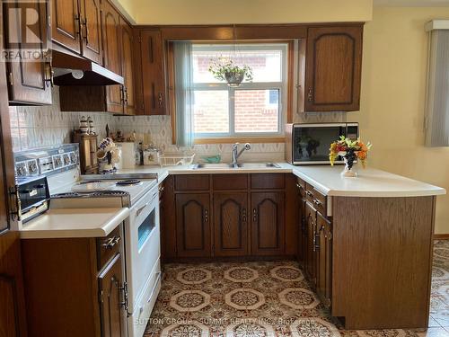 1571 Corkstone Glade, Mississauga, ON - Indoor Photo Showing Kitchen With Double Sink