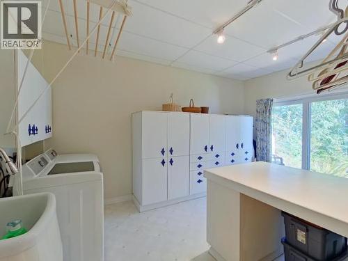 10754 Mariners Way, Powell River, BC - Indoor Photo Showing Laundry Room