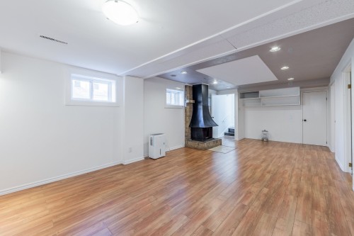 Salle familiale - 6015 Av. Baffin, Brossard, QC - Indoor