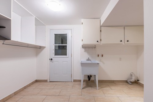 Salle de lavage - 6015 Av. Baffin, Brossard, QC - Indoor