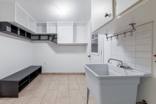 Salle de lavage - 6015 Av. Baffin, Brossard, QC - Indoor