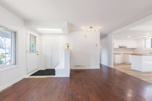 Salon - 6015 Av. Baffin, Brossard, QC - Indoor