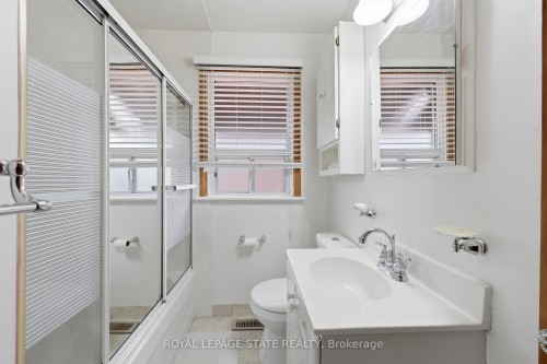 37 Central Park Avenue, Hamilton, ON - Indoor Photo Showing Bathroom