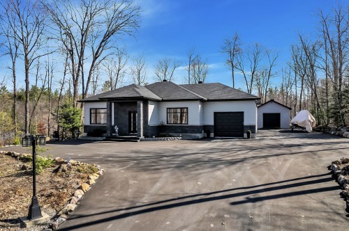 40 Ch. des Échassiers  Val-Des-Monts, QC J8N 0B7