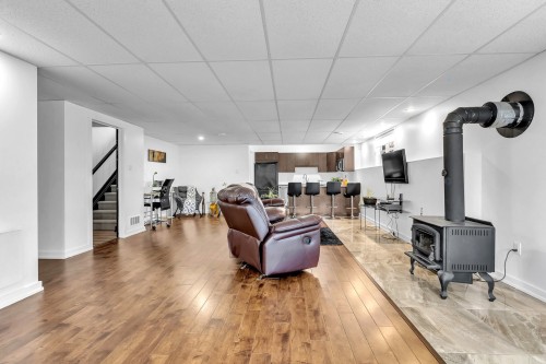 Salle familiale - 40 Ch. Des Échassiers, Val-Des-Monts, QC - Indoor