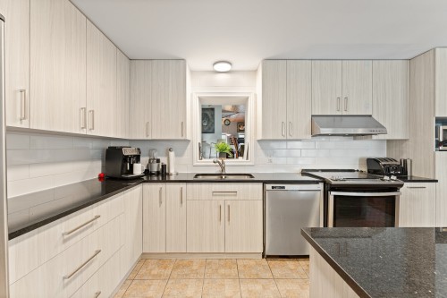 Cuisine - 70 Ch. Southière, Magog, QC - Indoor Photo Showing Kitchen With Double Sink