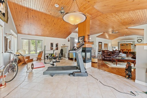 Salon - 70 Ch. Southière, Magog, QC - Indoor Photo Showing Gym Room