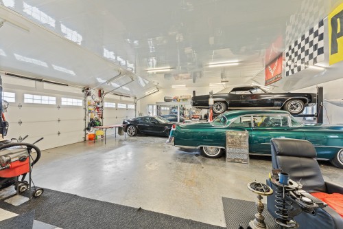 Garage - 70 Ch. Southière, Magog, QC - Indoor Photo Showing Garage