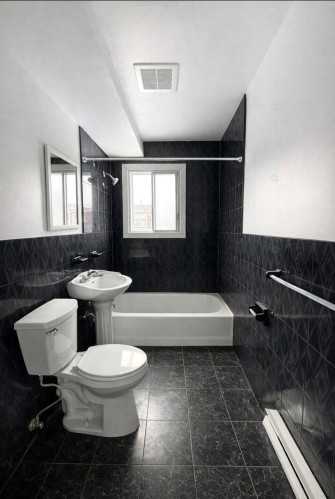 Bathroom - 10062 Av. De Lorimier, Montréal (Ahuntsic-Cartierville), QC - Indoor Photo Showing Bathroom