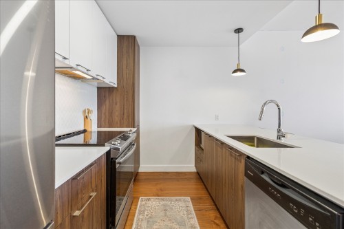 Cuisine - 303-4 Av. Donegani, Pointe-Claire, QC - Indoor Photo Showing Kitchen With Upgraded Kitchen
