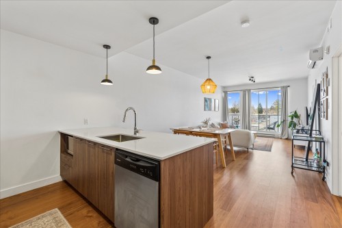 Cuisine - 303-4 Av. Donegani, Pointe-Claire, QC - Indoor Photo Showing Kitchen With Upgraded Kitchen