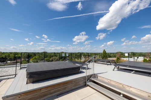 Spa - 303-4 Av. Donegani, Pointe-Claire, QC - Outdoor With View