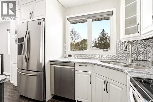 34 Dewar Bay, Regina, SK - Indoor Photo Showing Kitchen With Stainless Steel Kitchen With Double Sink With Upgraded Kitchen