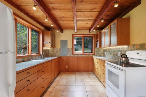 9210 Mcfarlane Rd, Denman Island, BC 