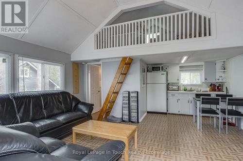 35 Tiny Beaches Road S, Tiny, ON - Indoor Photo Showing Living Room