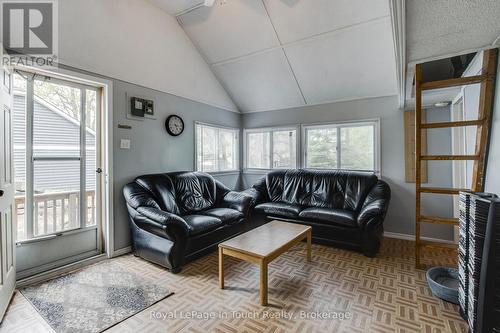 35 Tiny Beaches Road S, Tiny, ON - Indoor Photo Showing Living Room