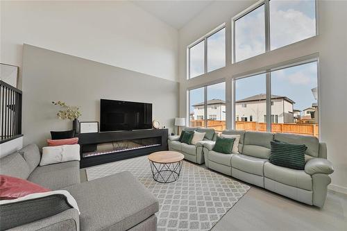 6 Siddiqui Ridge, Winnipeg, MB - Indoor Photo Showing Living Room