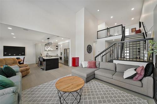 6 Siddiqui Ridge, Winnipeg, MB - Indoor Photo Showing Living Room