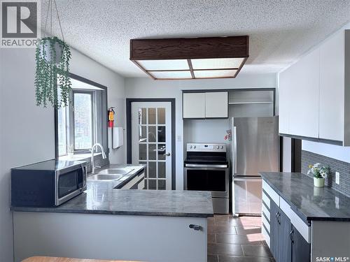 102 Bailey Drive, Yorkton, SK - Indoor Photo Showing Kitchen With Double Sink With Upgraded Kitchen