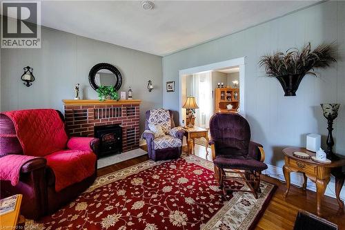 72 East 32Nd Street, Hamilton, ON - Indoor Photo Showing Living Room With Fireplace