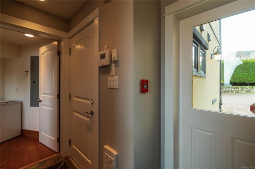 201-9949 Third St, Sidney, BC - Indoor