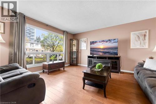 102 Berkindale Drive, Hamilton, ON - Indoor Photo Showing Living Room