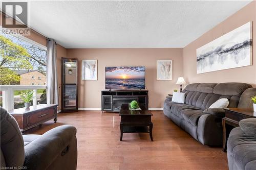 102 Berkindale Drive, Hamilton, ON - Indoor Photo Showing Living Room