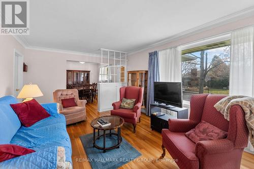 2075 Neepawa Avenue, Ottawa, ON - Indoor Photo Showing Living Room