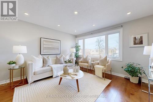 113 Kingswood Drive N, Brampton, ON - Indoor Photo Showing Living Room