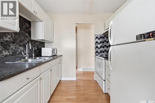 94 Lloyd Crescent, Regina, SK - Indoor Photo Showing Kitchen With Double Sink