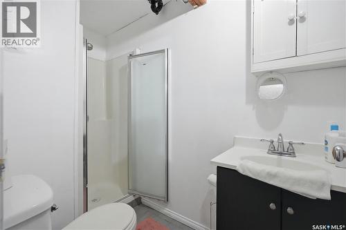 94 Lloyd Crescent, Regina, SK - Indoor Photo Showing Bathroom