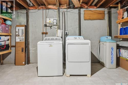 94 Lloyd Crescent, Regina, SK - Indoor Photo Showing Laundry Room