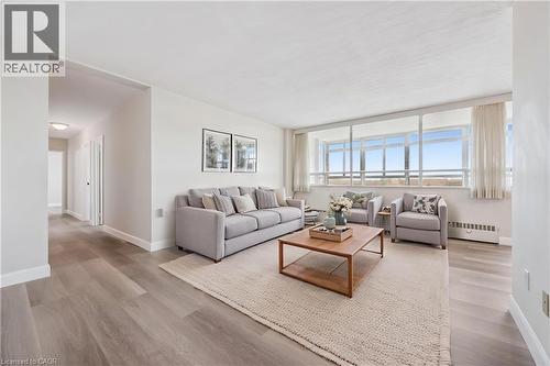 24 Midland Drive Unit# 604, Kitchener, ON - Indoor Photo Showing Living Room