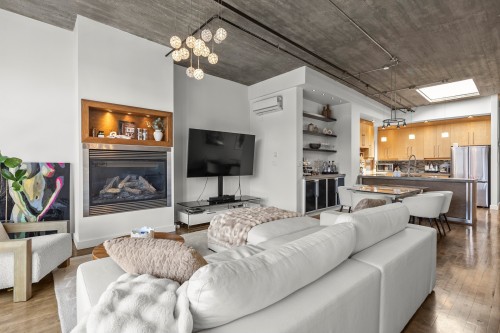 Salon - 508-608-20 Rue Des Soeurs-Grises, Montréal (Ville-Marie), QC - Indoor Photo Showing Living Room With Fireplace