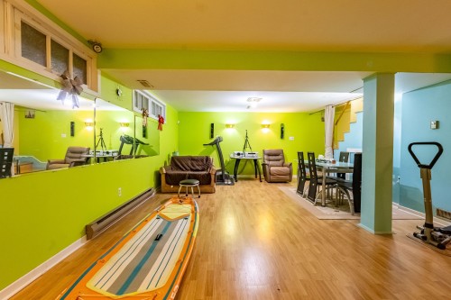 Salle familiale - 77 Boul. Du Bon-Pasteur, Laval (Laval-Des-Rapides), QC - Indoor