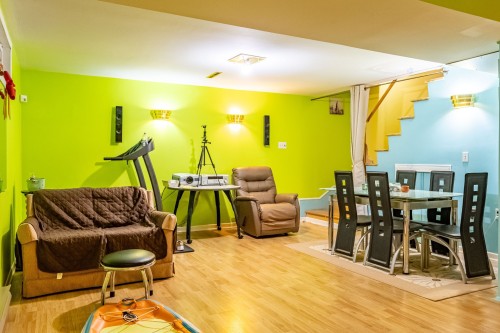 Salle familiale - 77 Boul. Du Bon-Pasteur, Laval (Laval-Des-Rapides), QC - Indoor