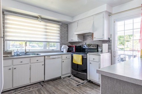 Cuisine - 77 Boul. Du Bon-Pasteur, Laval (Laval-Des-Rapides), QC - Indoor Photo Showing Kitchen