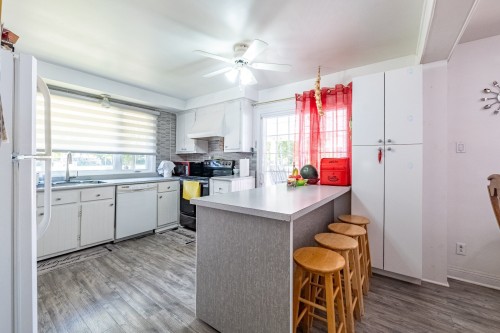 Cuisine - 77 Boul. Du Bon-Pasteur, Laval (Laval-Des-Rapides), QC - Indoor Photo Showing Kitchen