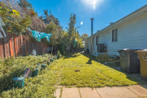 Cour - 77 Boul. Du Bon-Pasteur, Laval (Laval-Des-Rapides), QC - Outdoor