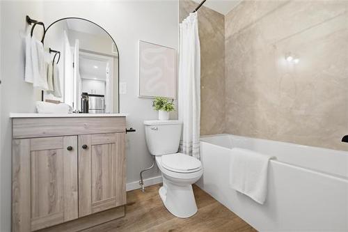 372 Harbison Ave, Winnipeg, MB 