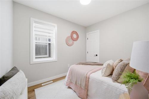 372 Harbison Ave, Winnipeg, MB 