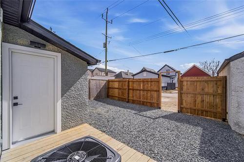 372 Harbison Ave, Winnipeg, MB 