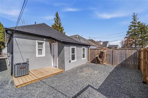 372 Harbison Ave, Winnipeg, MB 